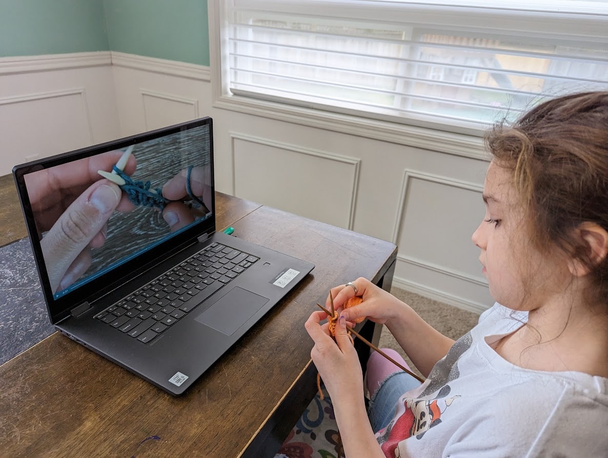 girl knitting watching online tutorial